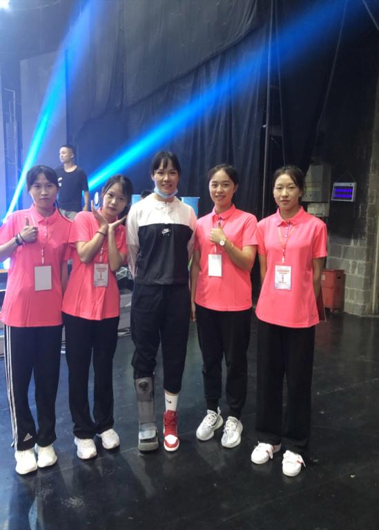 志愿者们与亚洲飞人韦永丽合影留念