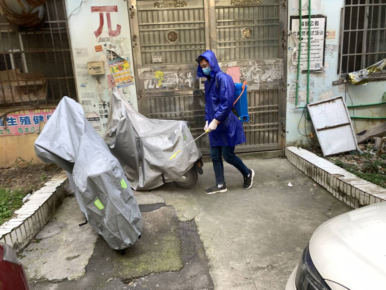 体教院学生申浩文为小区喷洒消毒液