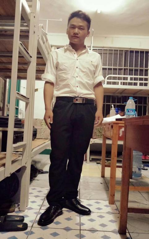 吴小四 男 苗族,预备党员,17级社体1班。现任宣传部副部长。本人乐观开朗,待人真诚,积极奉献自己,为他人着想,积极完成任务。座右铭:闲谈莫论人非,静坐常思己过。