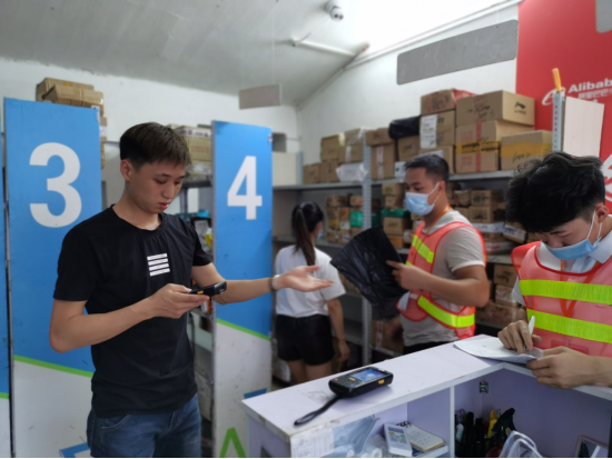 突击队队员在签收快递