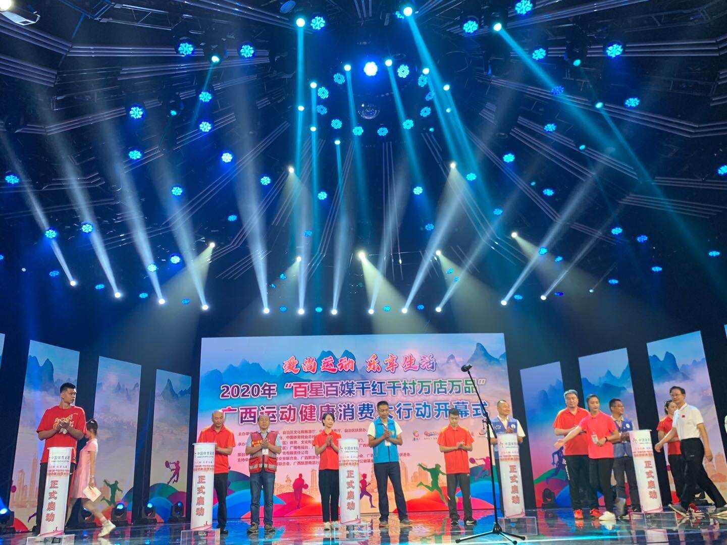 我校志愿者正在进行礼宾引导工作