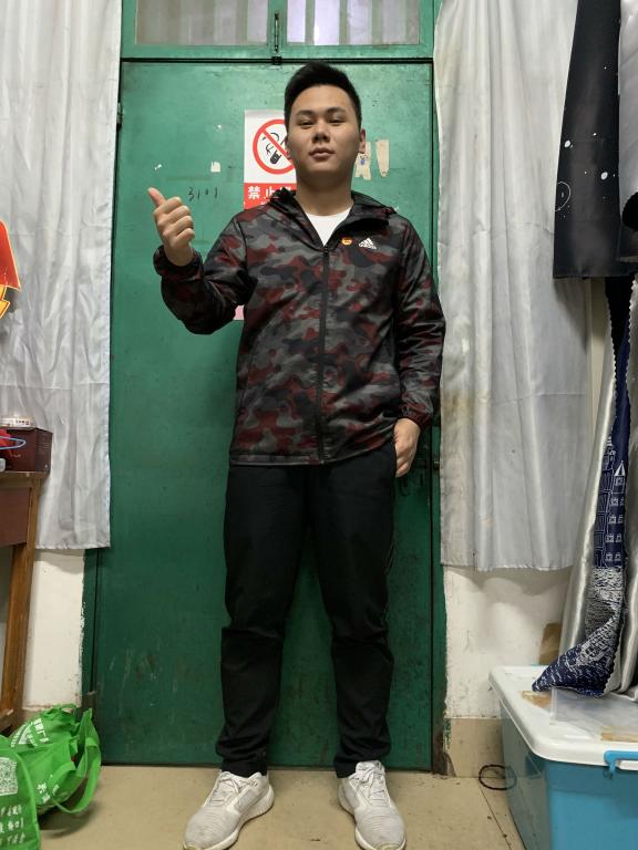 吴锋 男,汉族,共青团员,四川广元人,2016级体育与教育系体育教育14班,现任校学生会副主席。性格活泼开朗 大方、真诚待人,积极进取。在校期间获得过“三下乡先进个人'。平时对工作认真负责,态度积极,具有一定的责任心,且能吃苦耐劳。