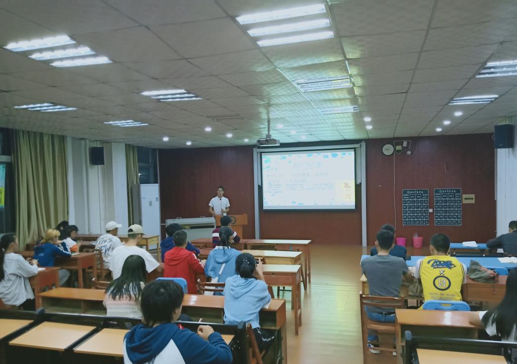 我校学生在进行主题团课“线下”学习讨论