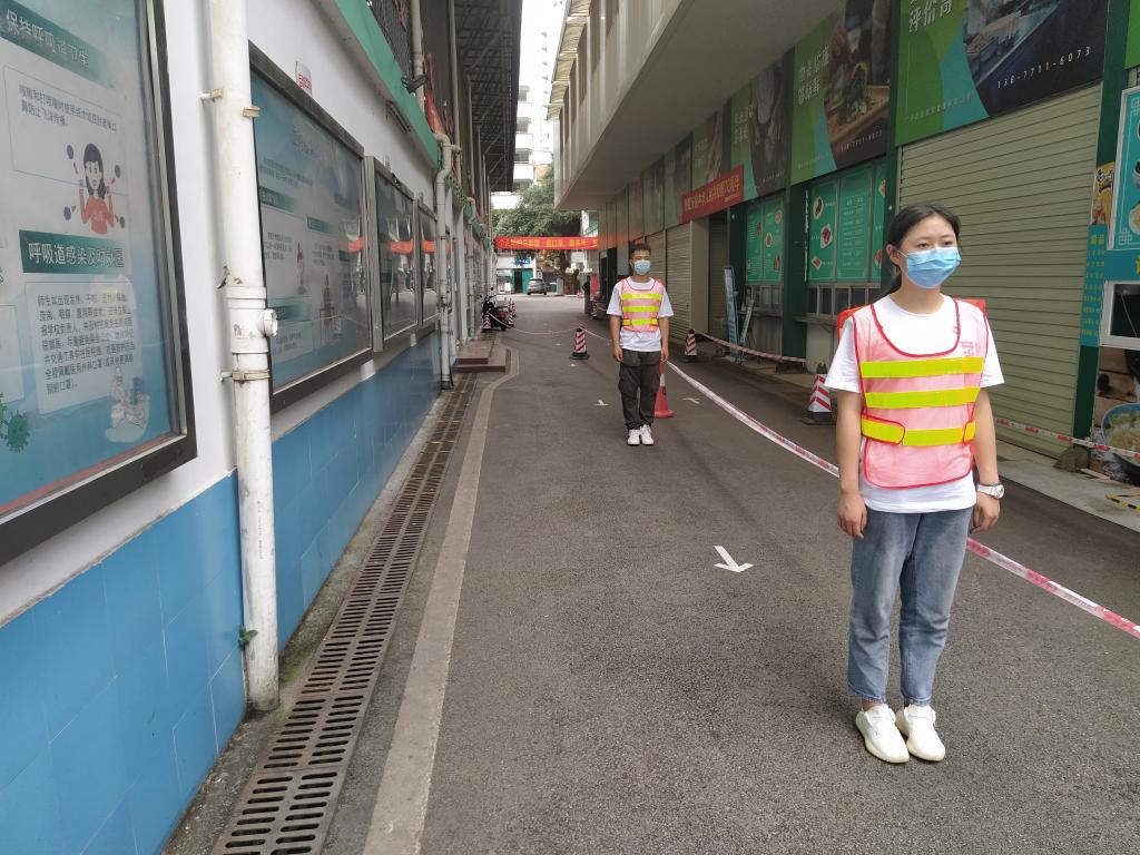 “青年突击队”志愿者在校园内值岗