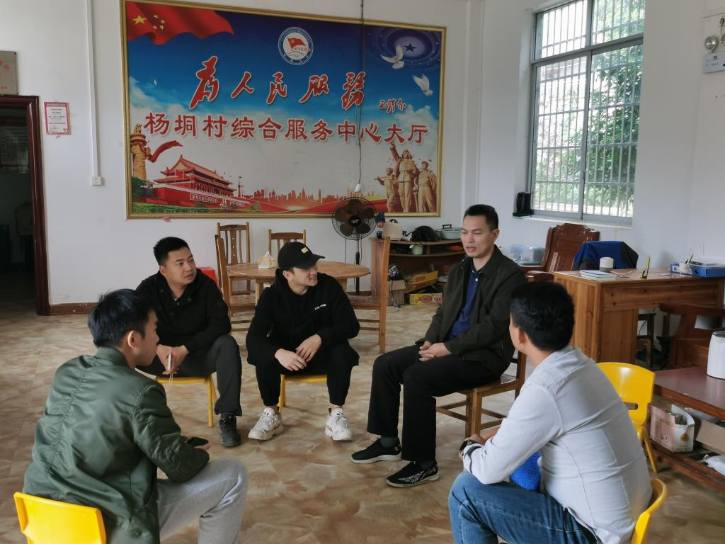 纪委书记罗黎造同志与驻村第一书记、工作队员亲切交谈 纪委书记罗黎造同志与驻村第一书记、工作队员亲切交谈