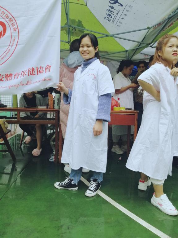 李淑珍 女,汉族,共青团员,现任生活部副部长,17级康复2班,本人性格温和,待人友好,积极主动。座右铭:选择比努力更重要,方向比距离更重要!