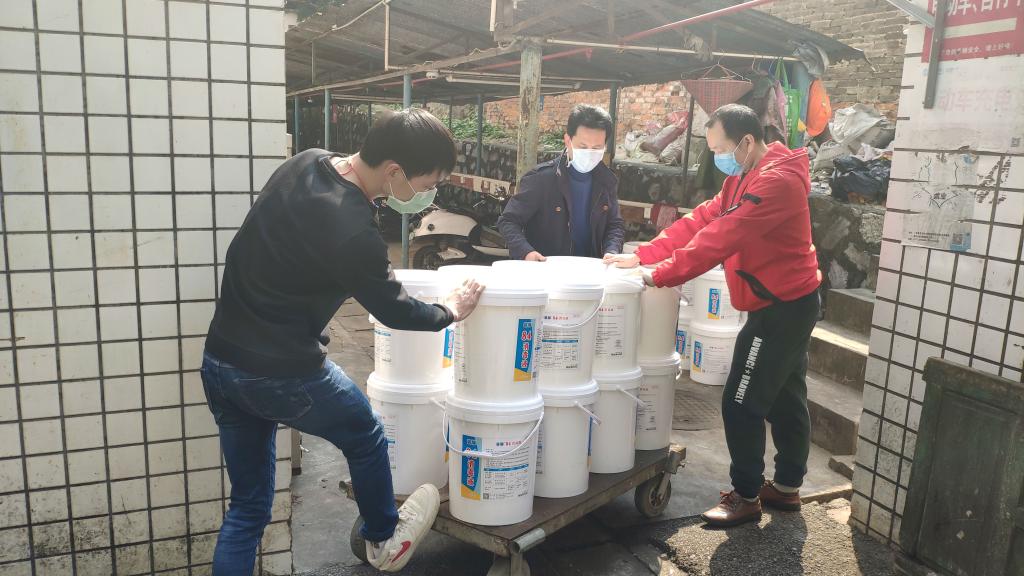 后勤管理处装卸84消毒水