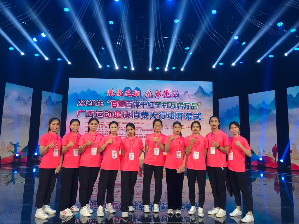 志愿者们活动结束后合影留念