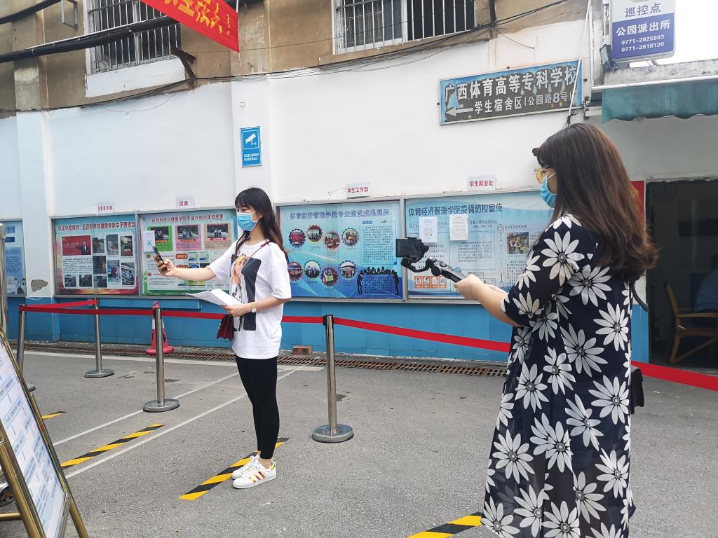 韦宛辰、胡天晓两位老师在拍摄《返校报到流程》视频