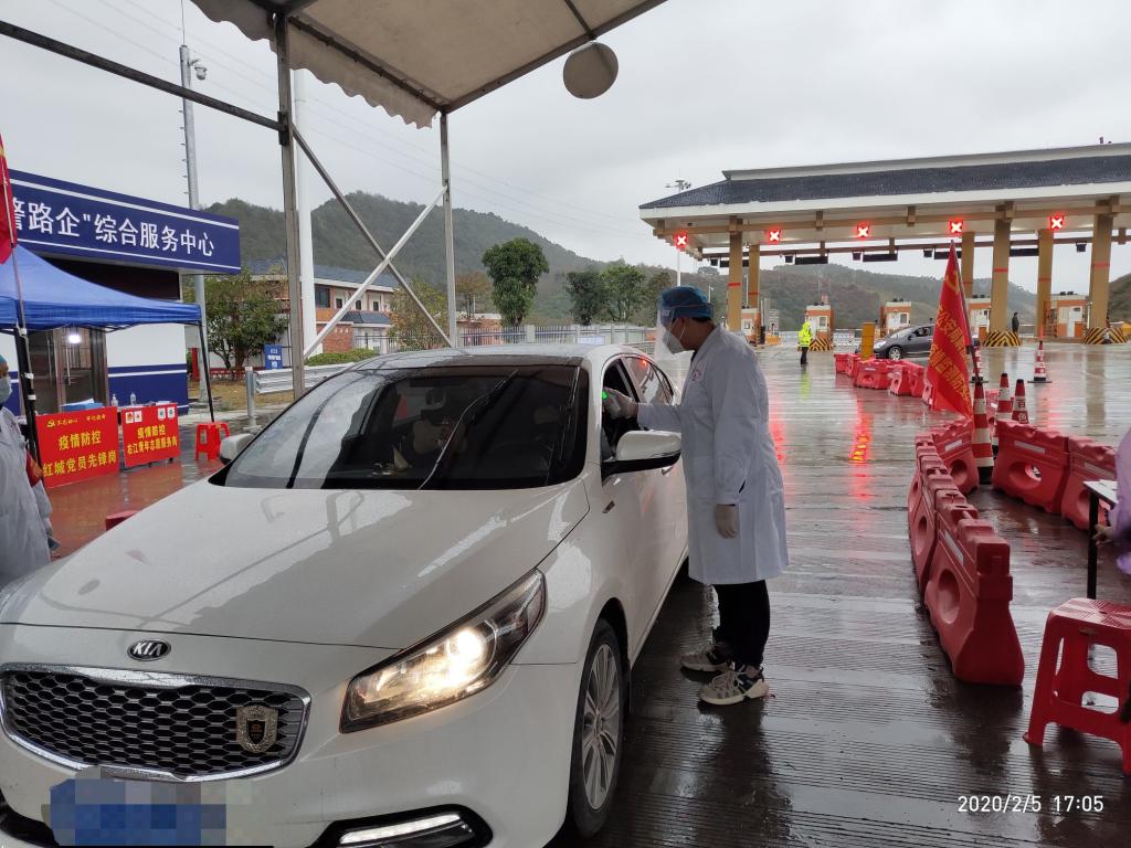 彭浩然同学在对车辆驾驶人进行体温测量