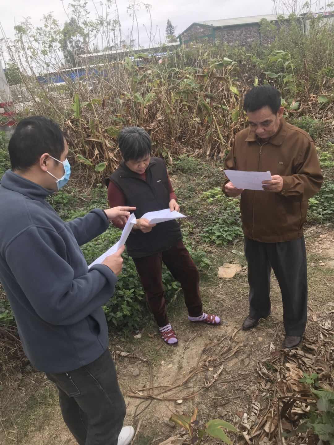 第一书记曾能武在给村民做防疫教育引导工作