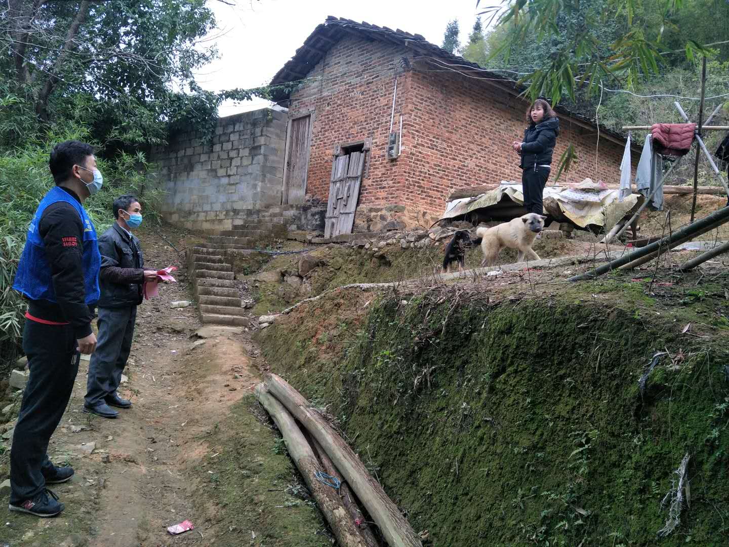 杨垌村第一书记张伟同志在疫情防控一线排查返乡途径湖北村民