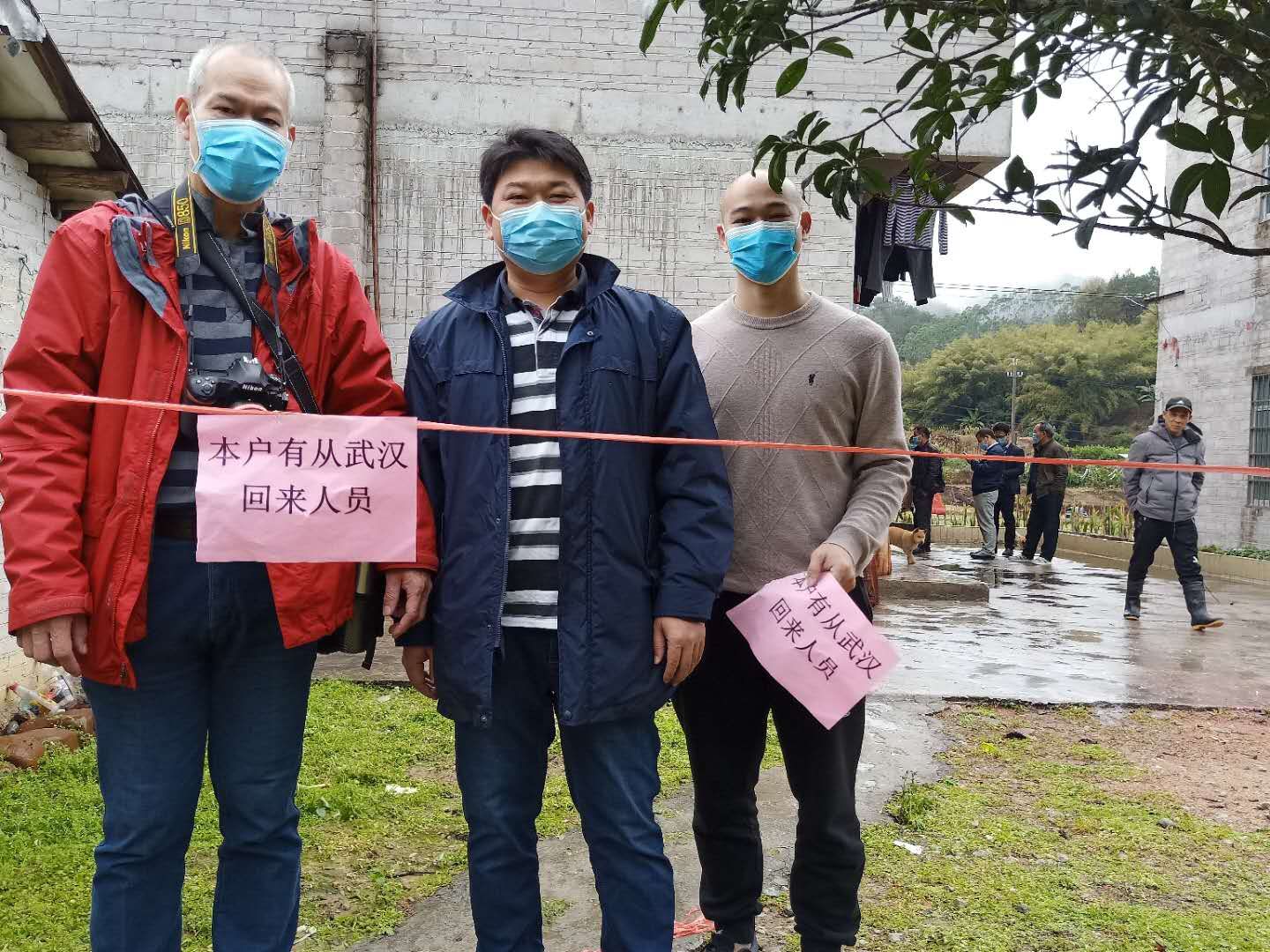 坡头村于力书记和工作队员韦文荣同志在疫情防控一线排查武汉返乡村民