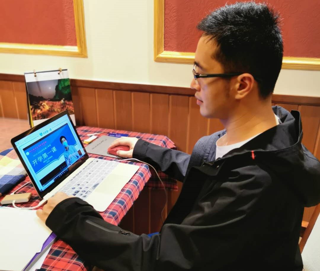 体育经济管理学院党总支书记方安看“开学第一课”