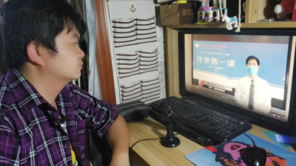 体育经济管理学院黄民睿老师看“开学第一课”