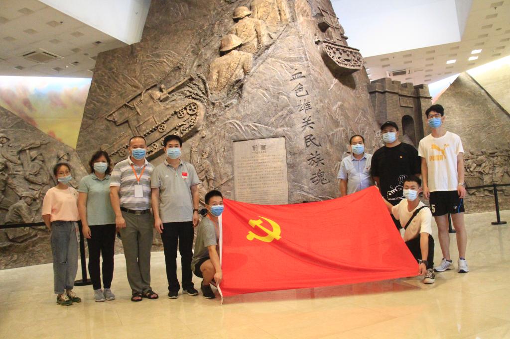 参加活动党员集体合影留念