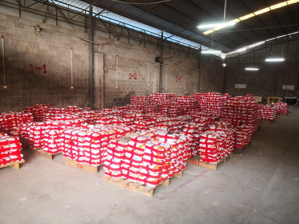 教育联通公司已将我校4285份教材打包完毕,等待邮寄给学生