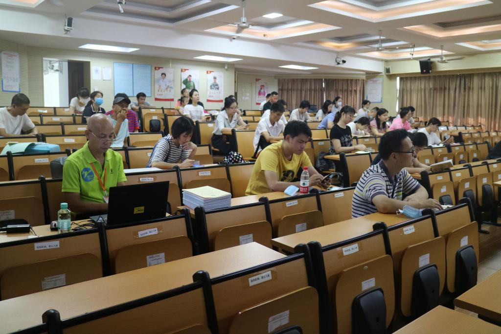 老师们认真学习操作钉钉软件系统