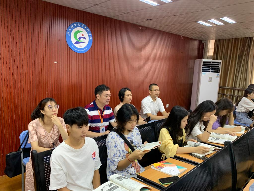 邱团副校长认真观看教师授课情况