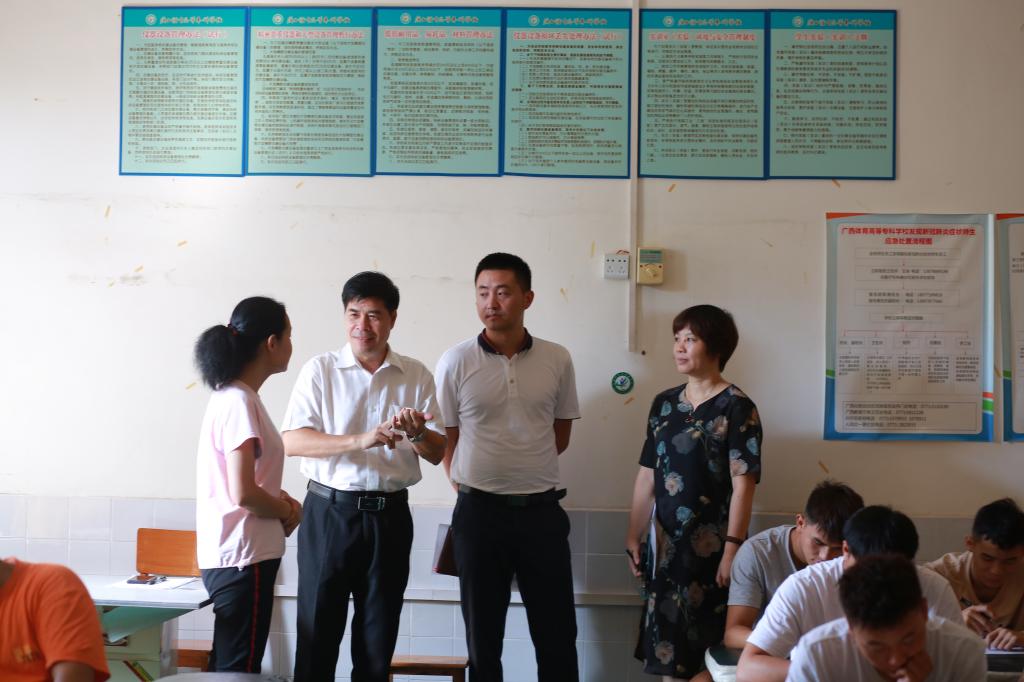 胡英清校长和任课教师课后交流指导