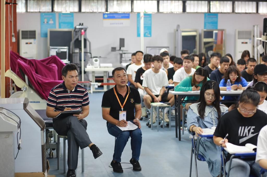 学校纪委罗黎造书记在听看课