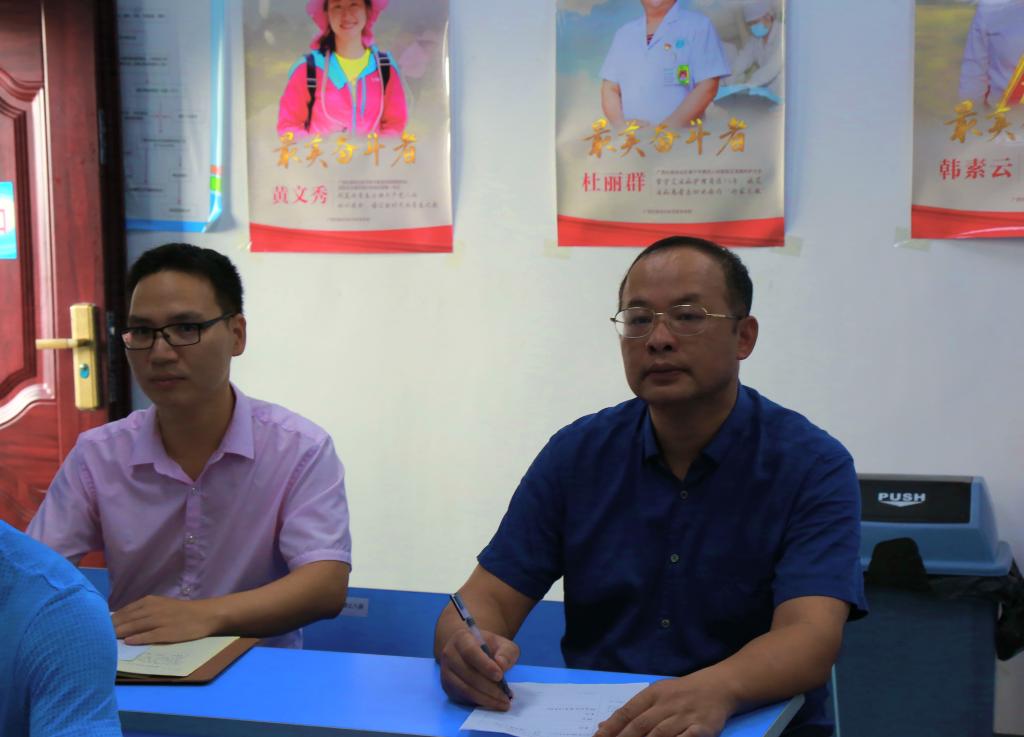 覃世东副校长在综合楼501听看课