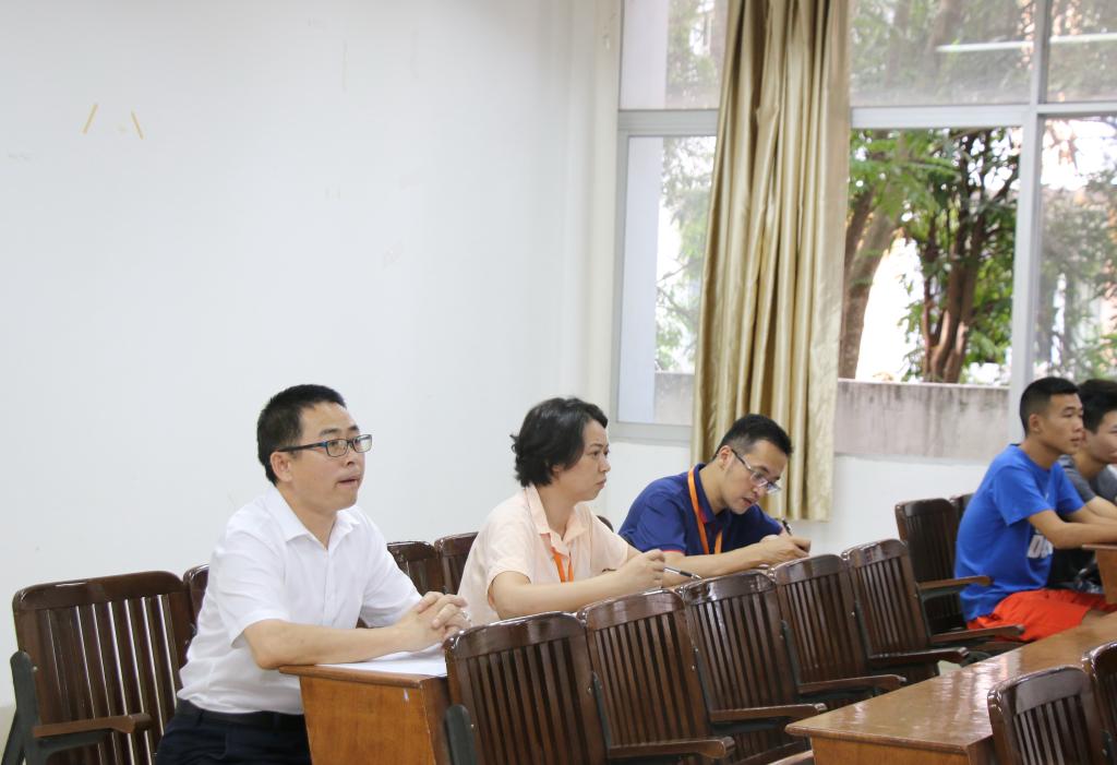 李爱民副书记在长岗校区听看课