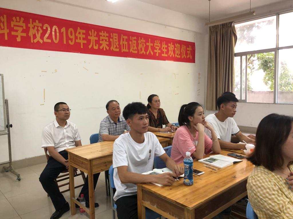 覃杨彬副校长在长岗校区听看课