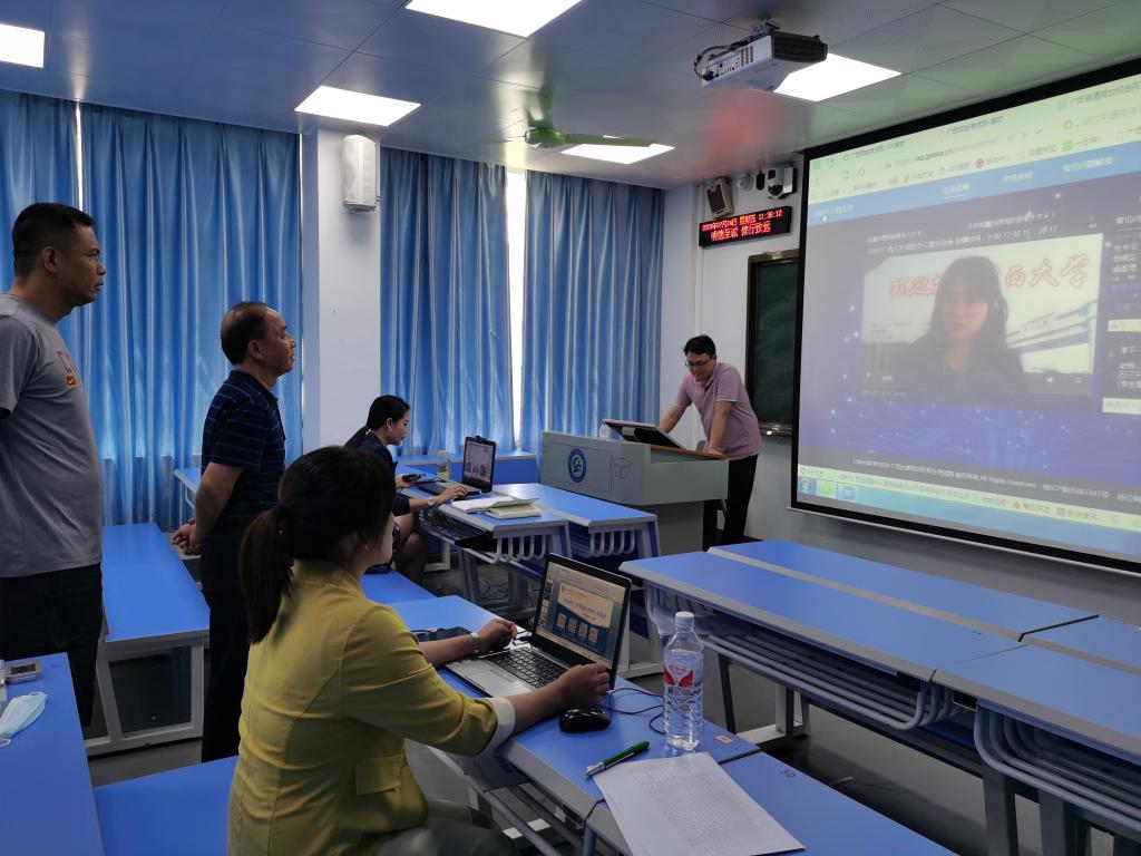 覃杨彬副校长视察我校招生网上咨询会直播情况