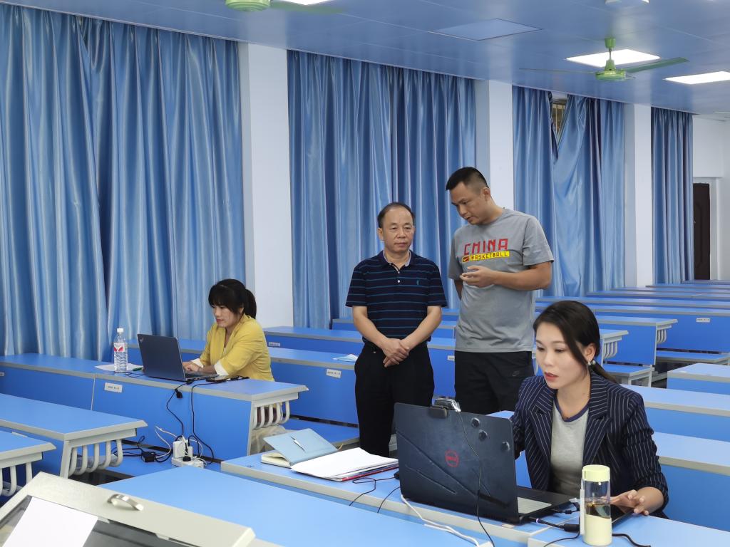 覃杨彬副校长指导招生网上咨询工作